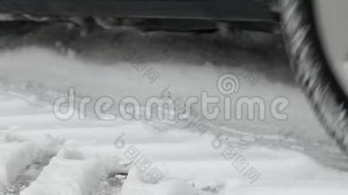 一辆车在大雪纷飞的冬天开